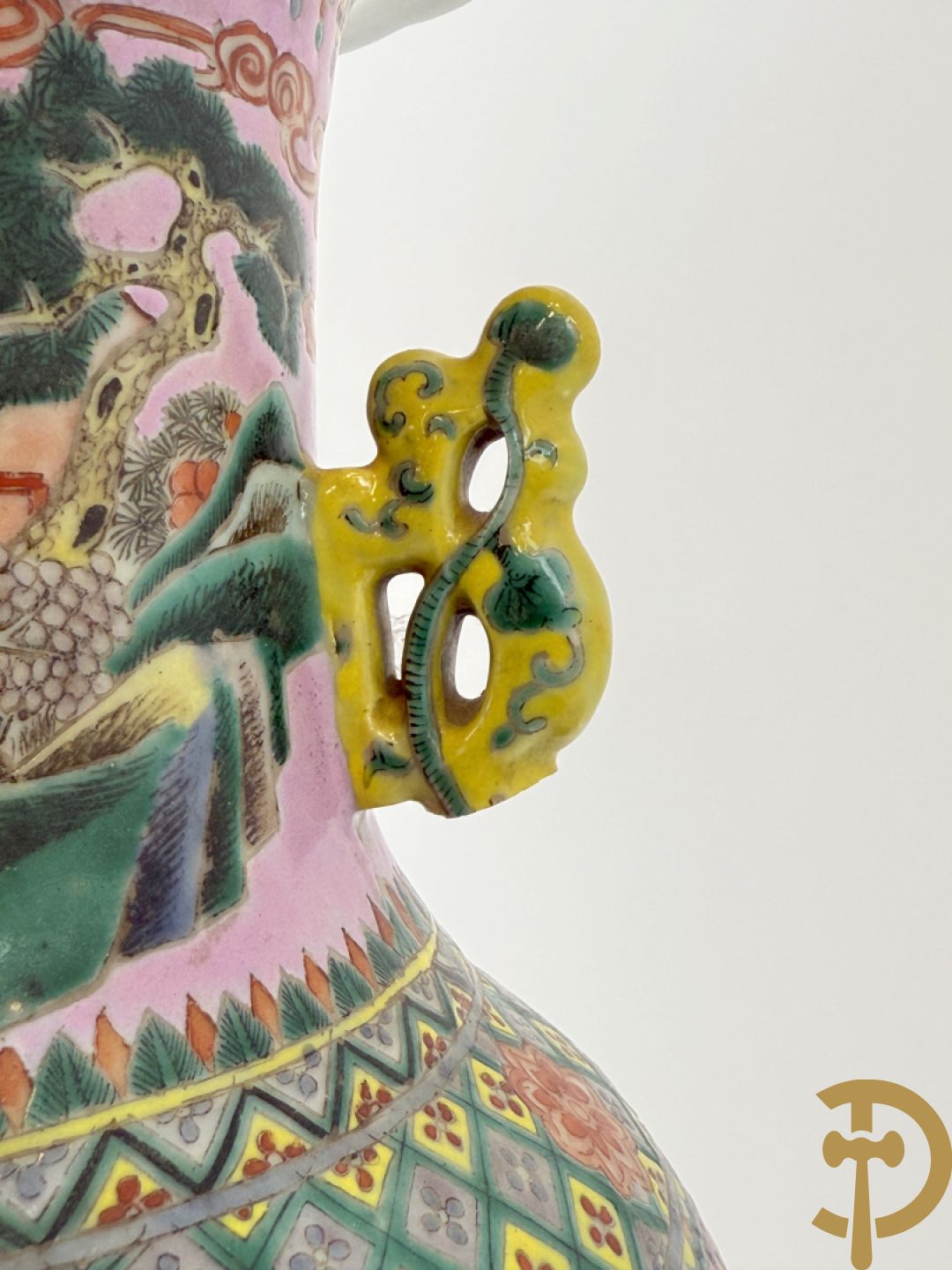 Chinese porseleinen meerkleurige vaas met decor van wijsgeren in landschap