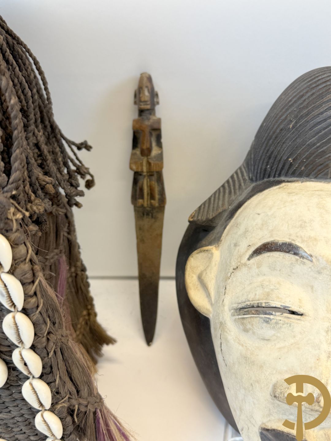 Afrikaanse sculpturen en maskers w.o. Sangye, Dogon, Lega