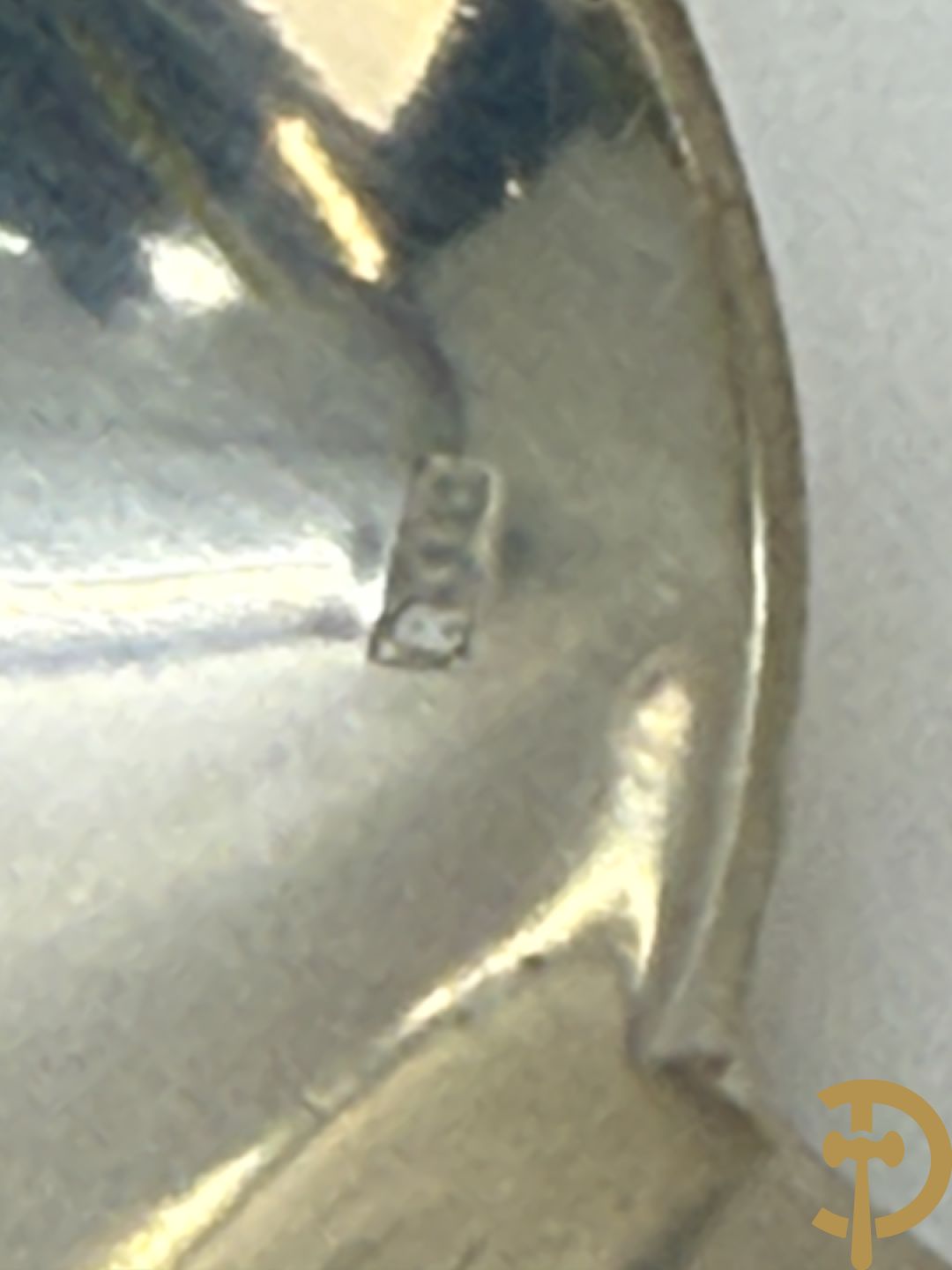 Massief zilveren bestek met Louis XV motieven bestaande uit 12 soeplepels (72 gram per stuk), 12 vorken (78 gram per stuk), 12 messen, 12 dessertvorken (47 gram per stuk), 12 dessertlepels (40 gram per stuk), 12 dessertmessen, 12 koffielepels (22 gram per stuk), slacouvert, taartschep en suikertang