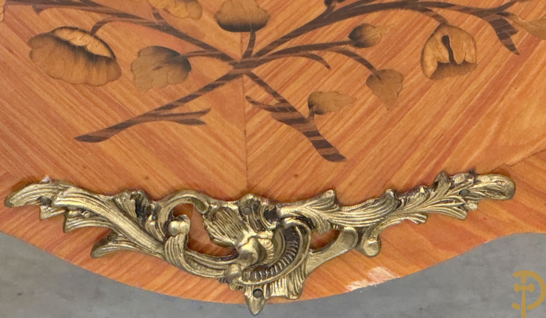 Notelaren gegalbeerde drieladencommode met bloemenmarketterie en marmeren blad