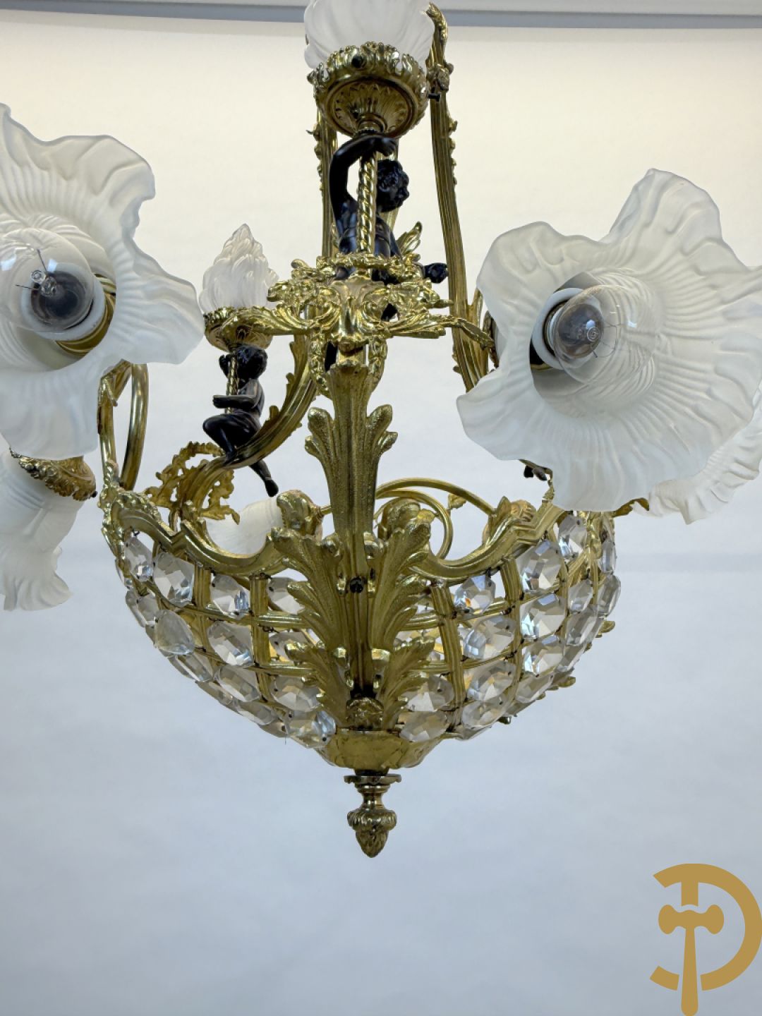 Vuurvergulde bronzen Franse luchter met zes lichtpunten en bezet met diamantvormige kristallen