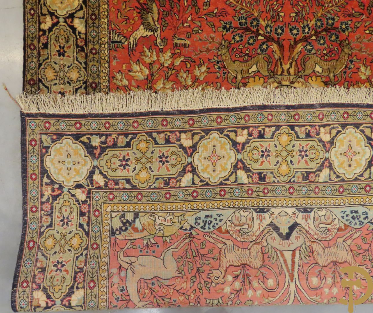 Oosters handgeknoopt tapijt zijde op katoen met dierenmotieven en levensboom