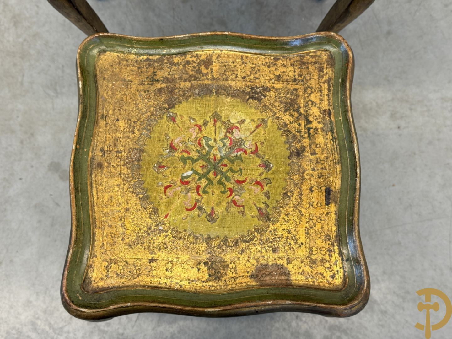 2 sets van drie vergulde Italiaanse inschuifbare bijzettafels