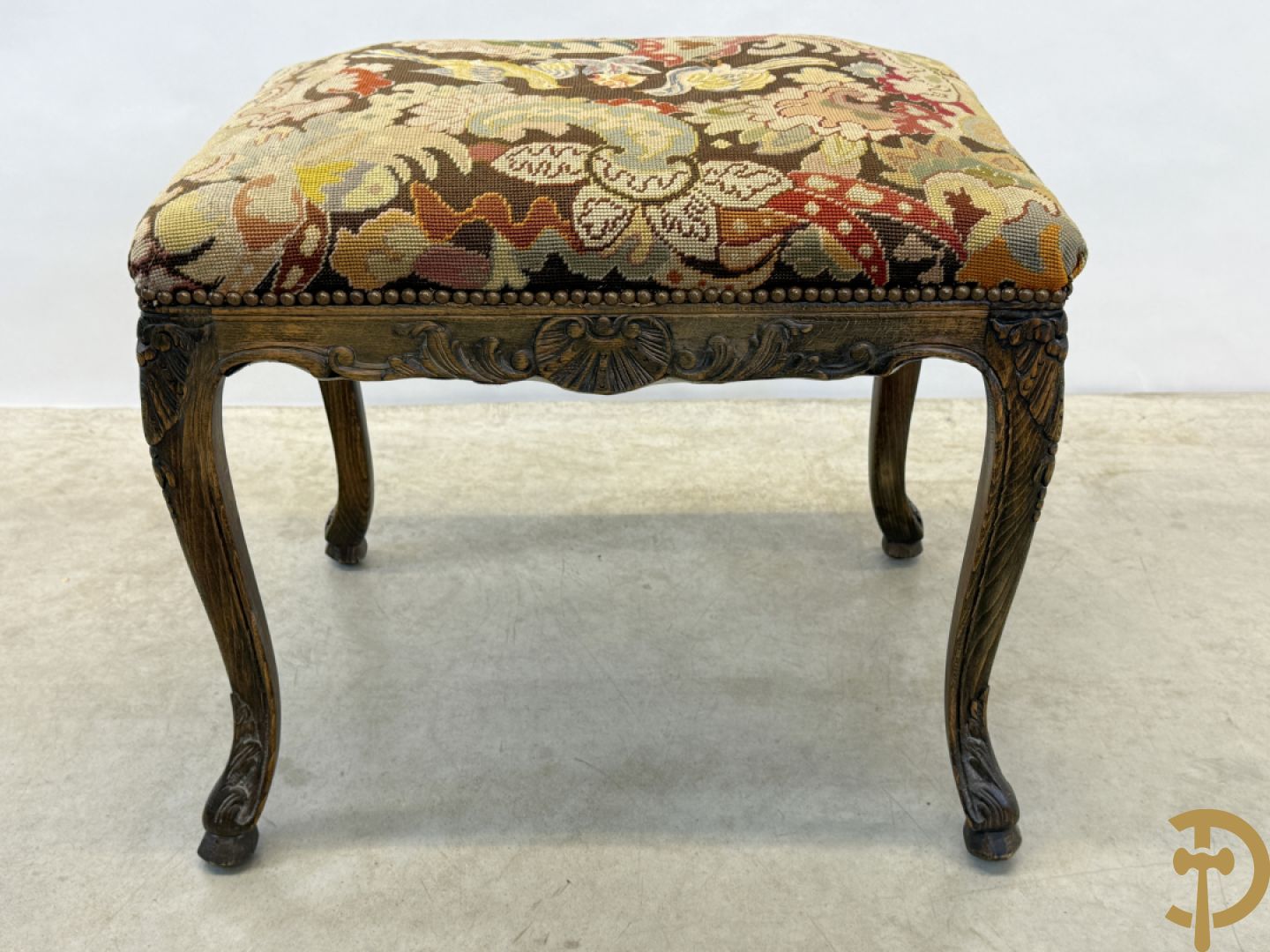 Armzetel Louis XIV met petit points + voetbankje