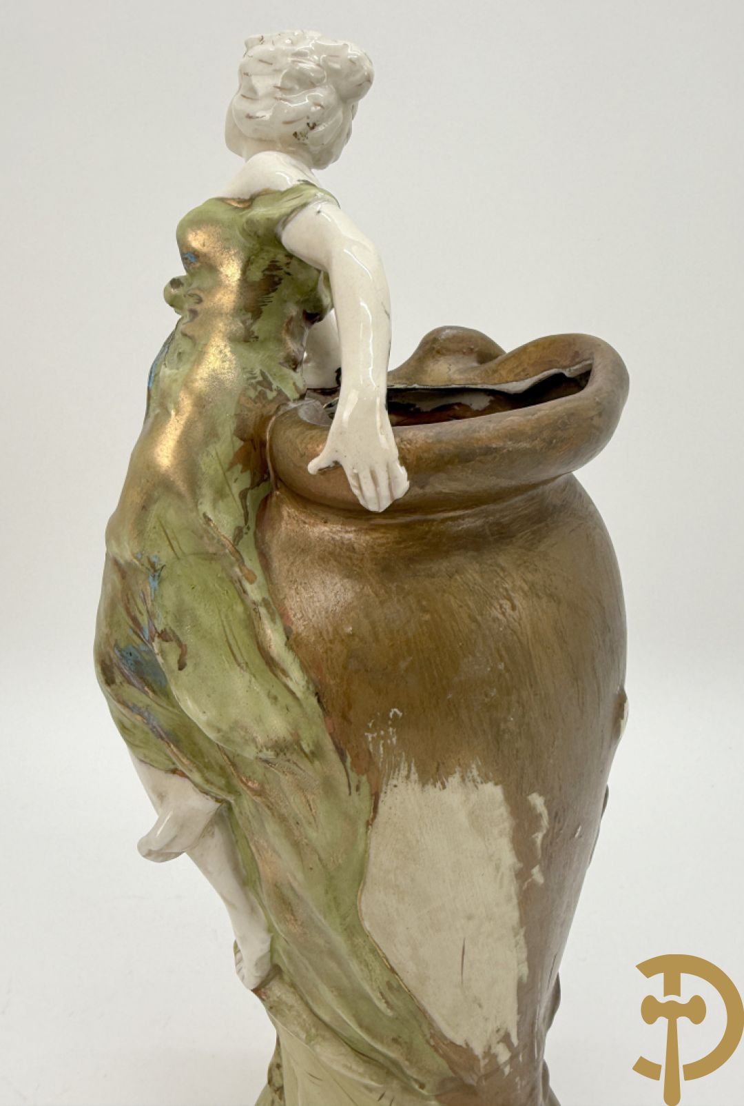 Royal Dux beeld van melkmeisje, onderaan genummeerd 1055 + vaas met zittende dame, Royal Dux stijl