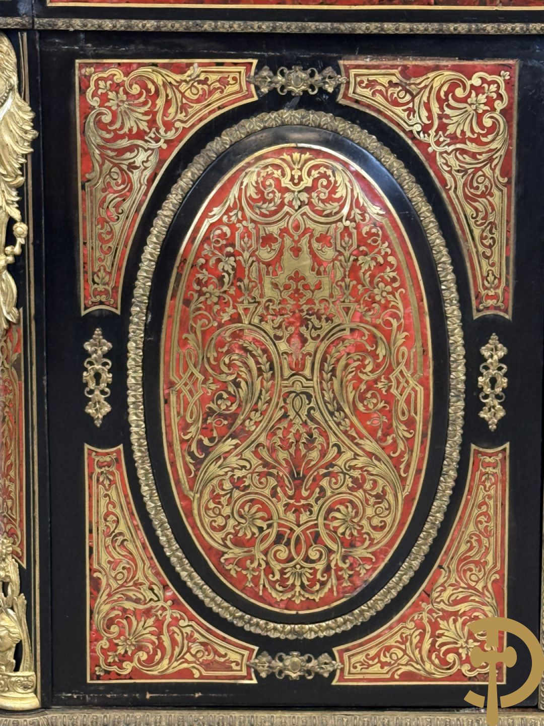 Napoleon III tweedeursdresse bezet met bronzen ornamenten van dameshoofden - paar ovale medaillons in de deuren, alles bezet met Boulle techniek - bovenaan met marmeren blad