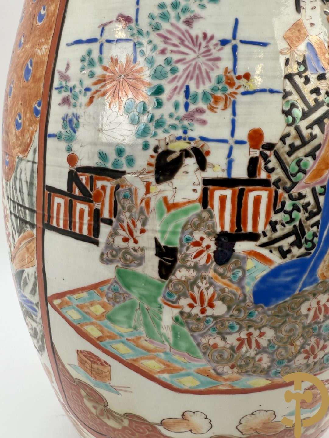 Paar Japanse porseleinen waaiervazen met bloemen en geanimeerd decor