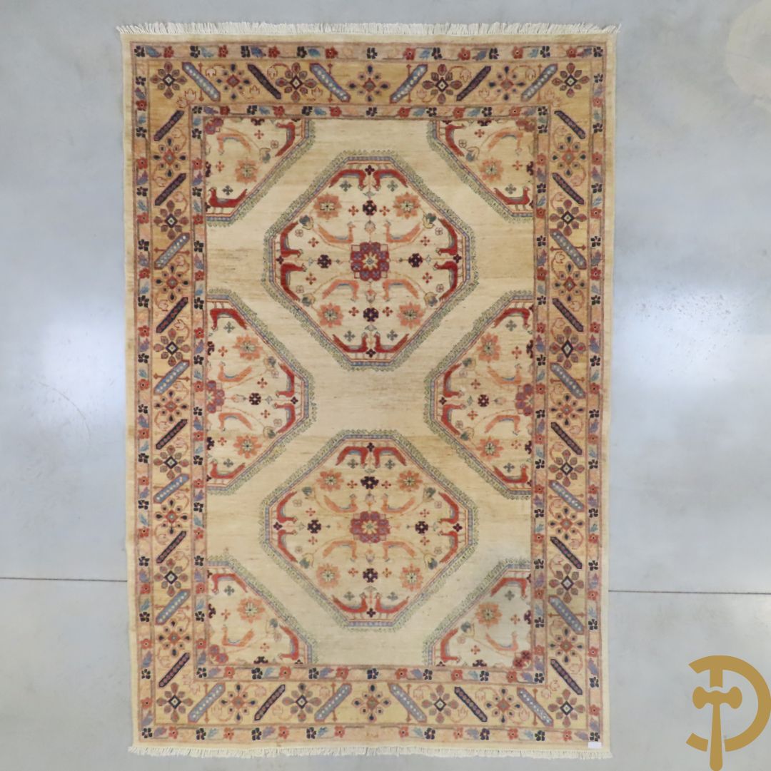 Oosters handgeknoopt tapijt met bloemen- en vogelmotieven op beige fond