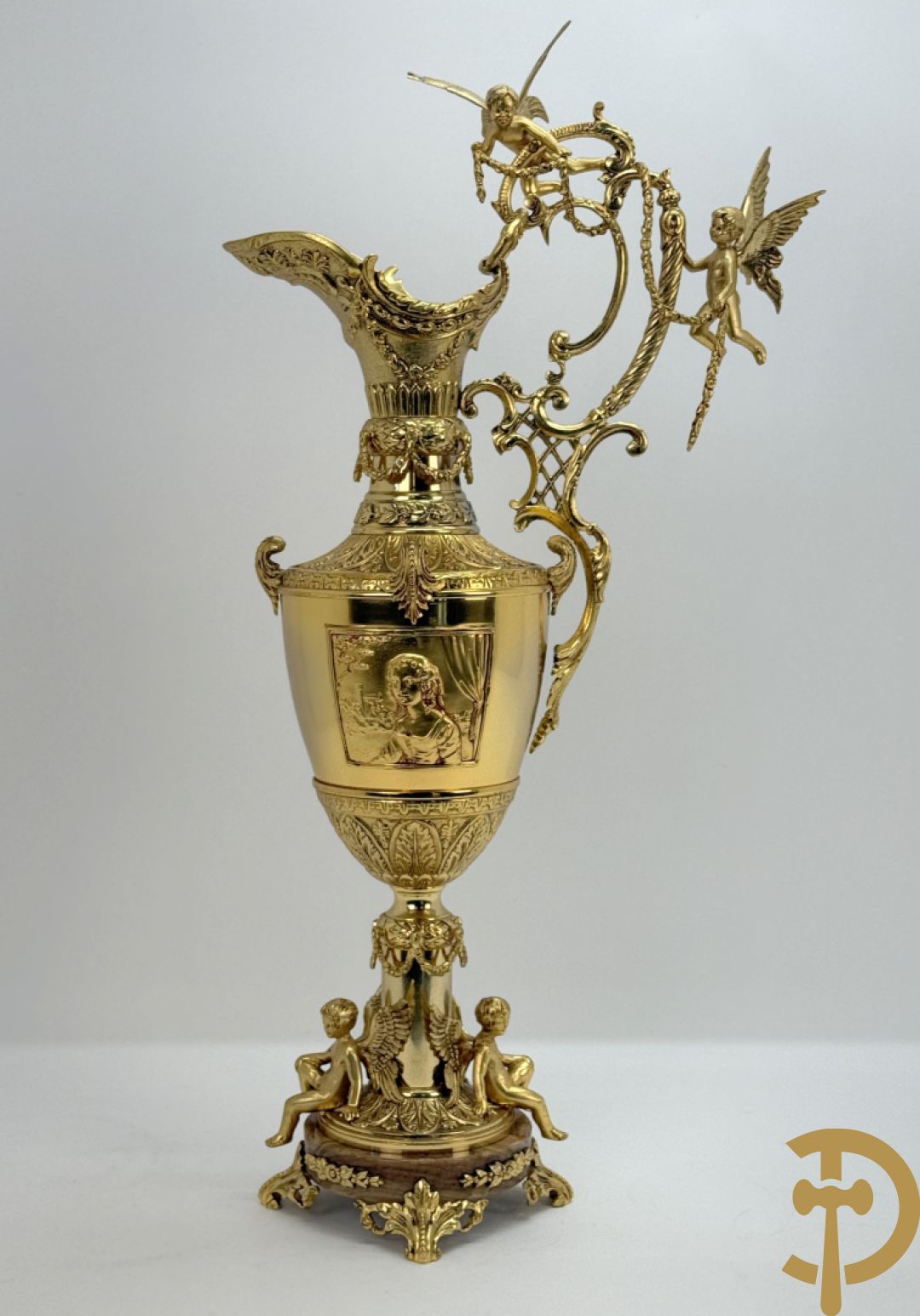 Vuurvergulde bronzen amfoorvaas met basrelief van dame en bezet met cupido