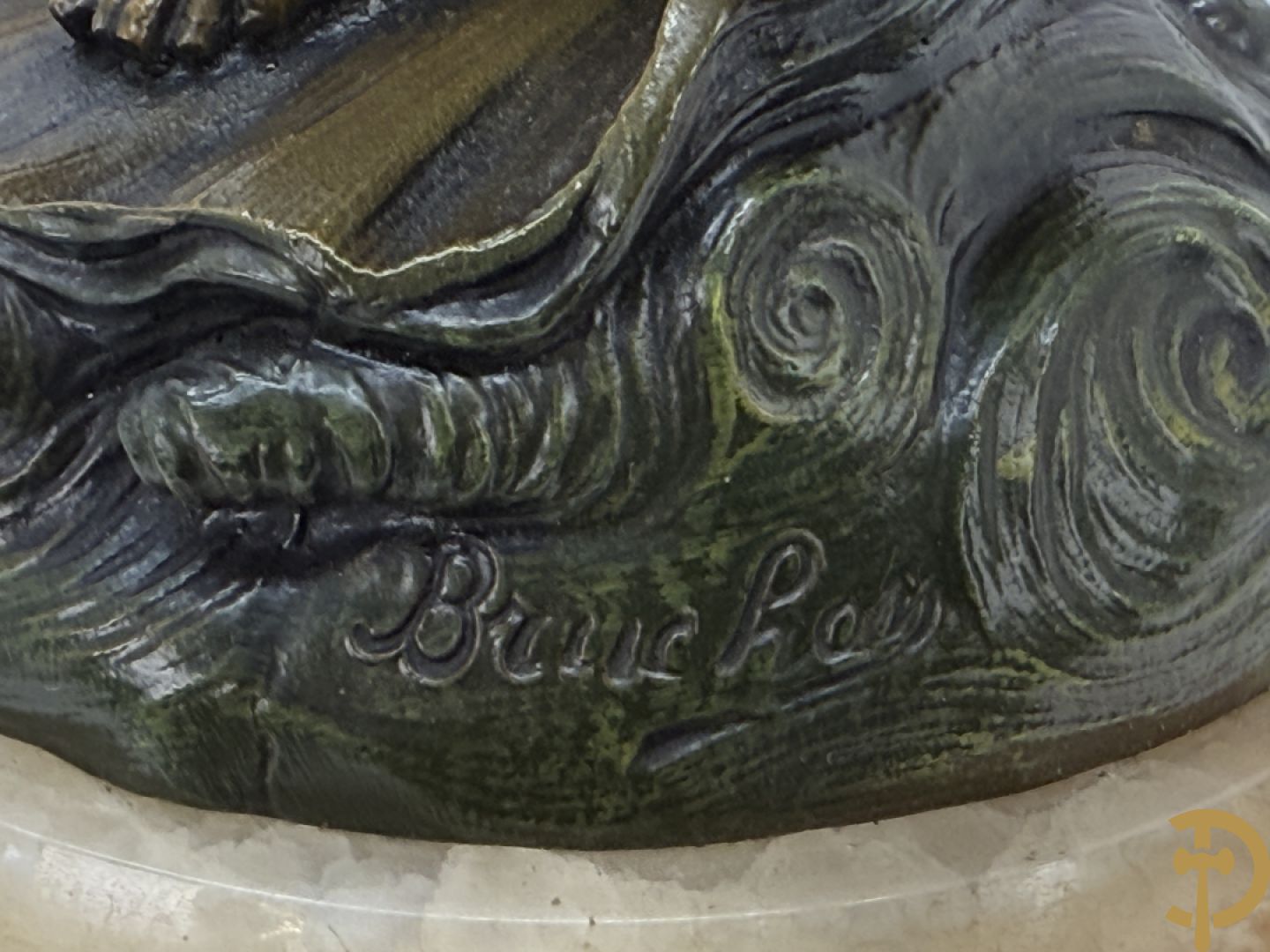 Driedelige zamak garnituur bestaande uit pendule met cupido en dame geflankeerd door paar vijfarmige kandelaars, Bruchon getekend