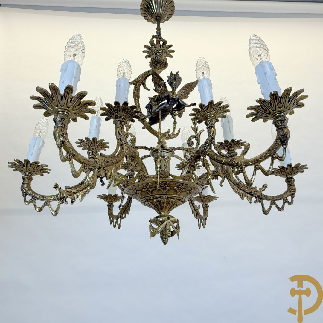 Bronzen vergulde luchter met gevleugelde fee en 12 armen + paar 3 armige applieken
