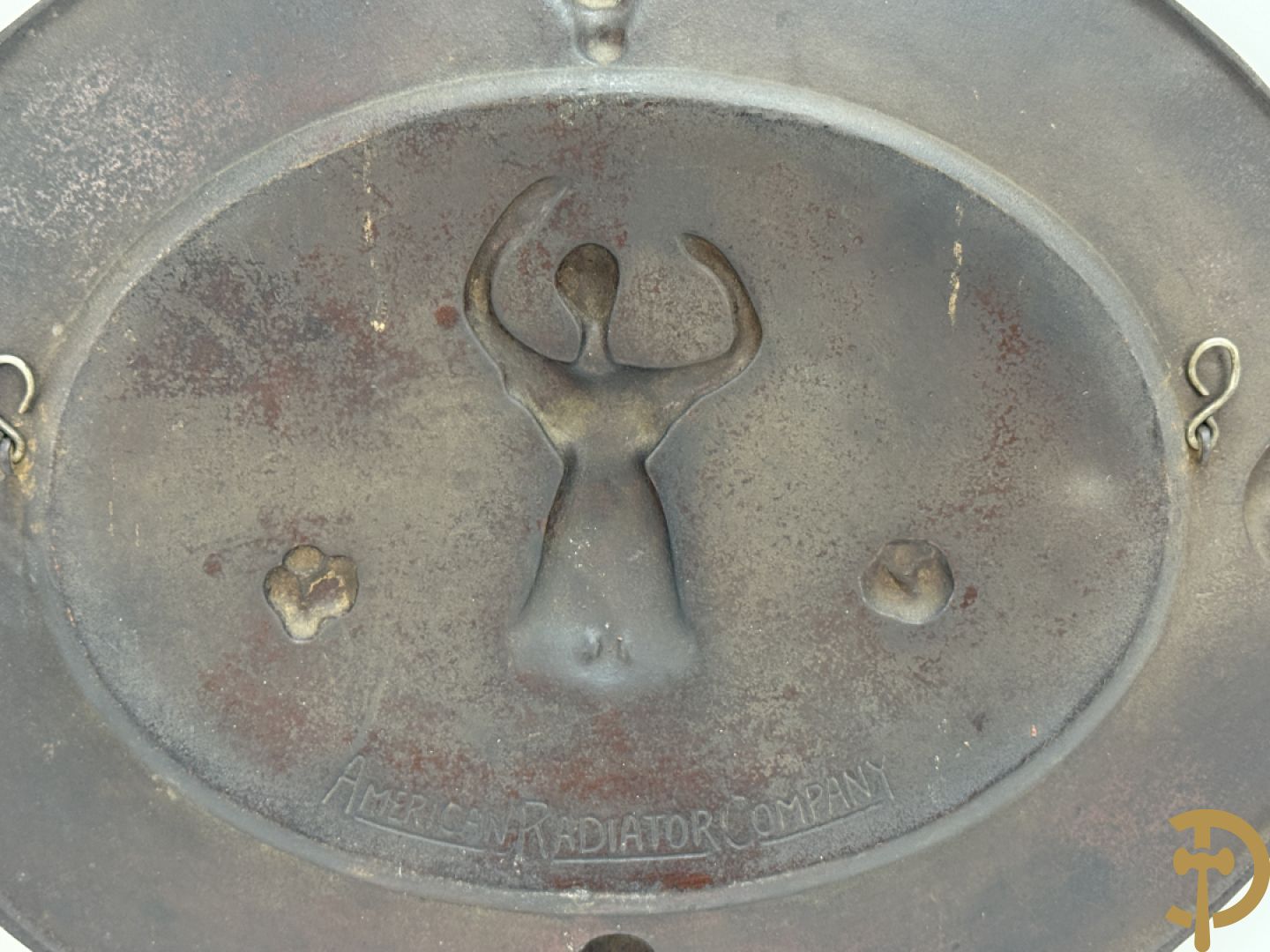 Metalen ovale schotel met dame omgeven door bloemen en accanthusranken, achteraan getekend American Radiator Cie