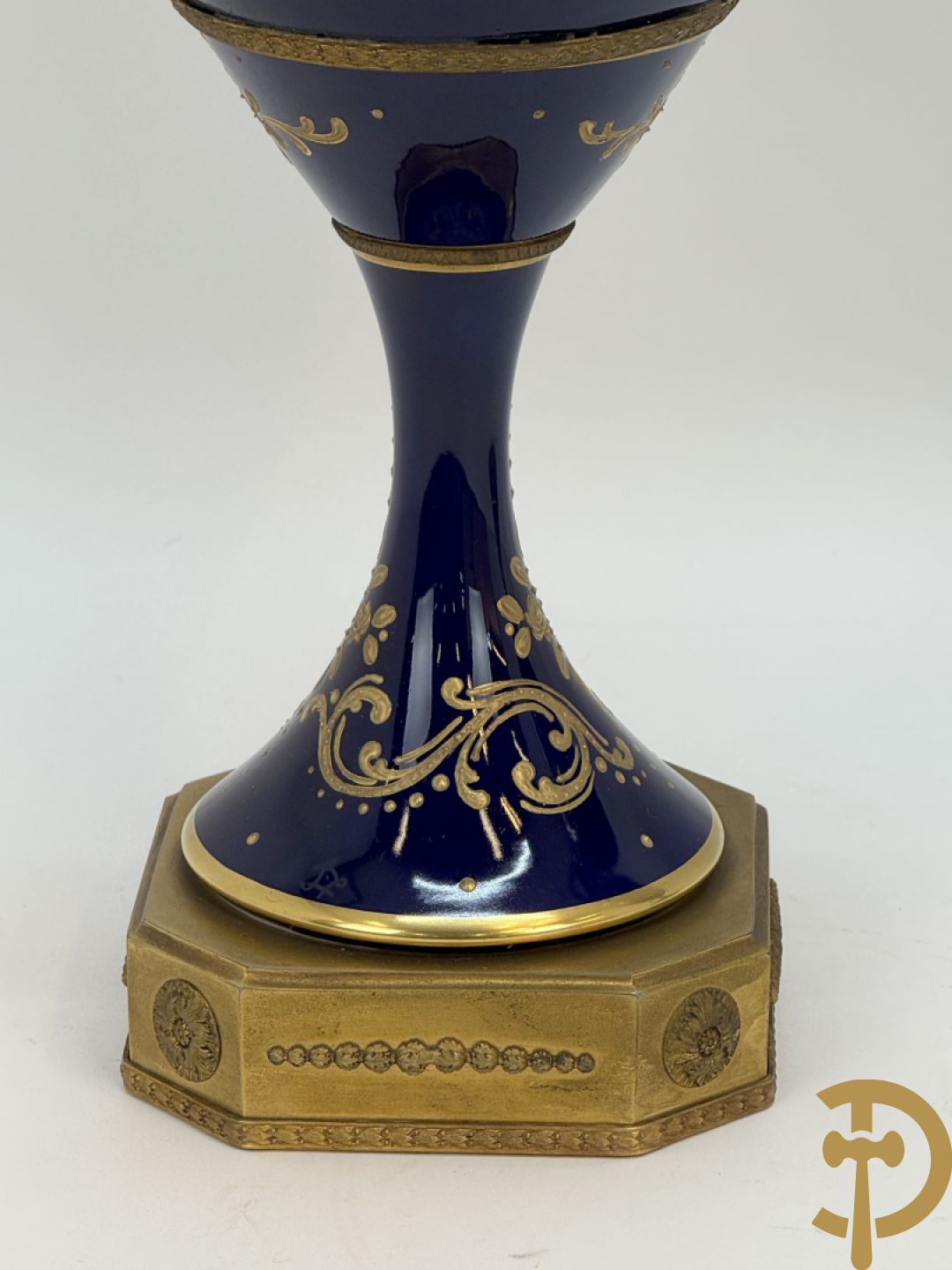 Paar Sèvres stijl vazen met bronzen oren en éénzijdig decor van cupido