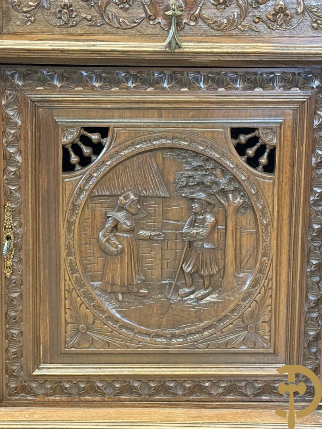 Massief eiken Bretoense eetkamer bestaande uit buffet met 3 deuren boven, 2 deuren onder, lades midden en gesculpteerde geanimeerde scènes + desserte + uittrekbare tafel + 6 stoelen + extra allonge