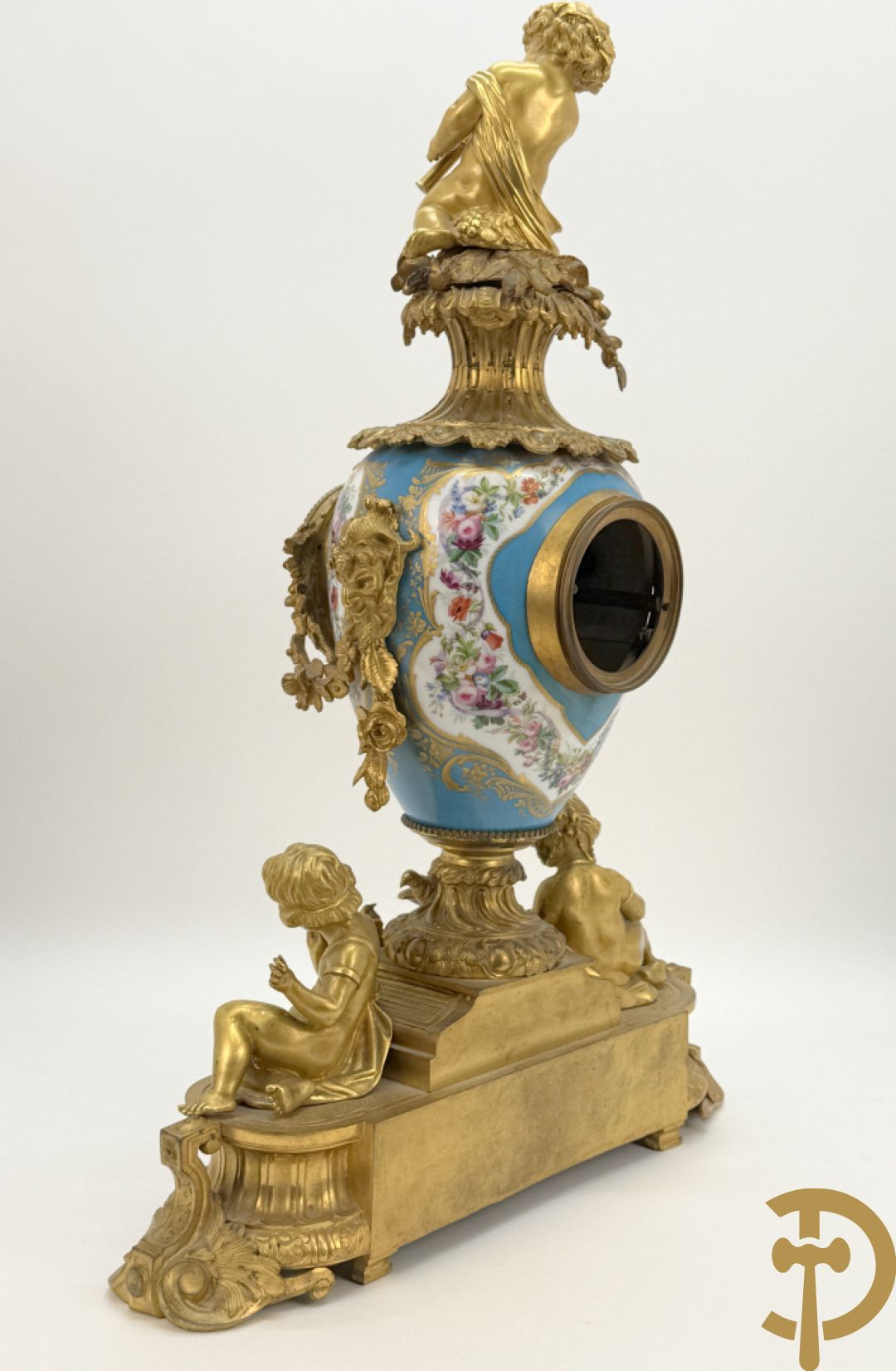 Driedelige bronzen Franse garnituur bezet met cupido