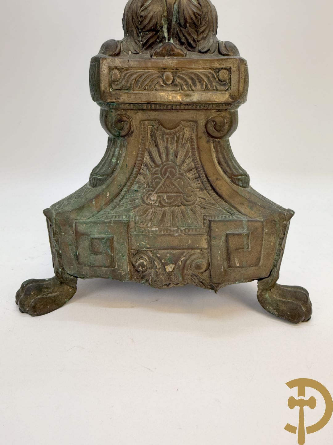 Religieuse kerkkandelaar met afbeeldingen aan de voet