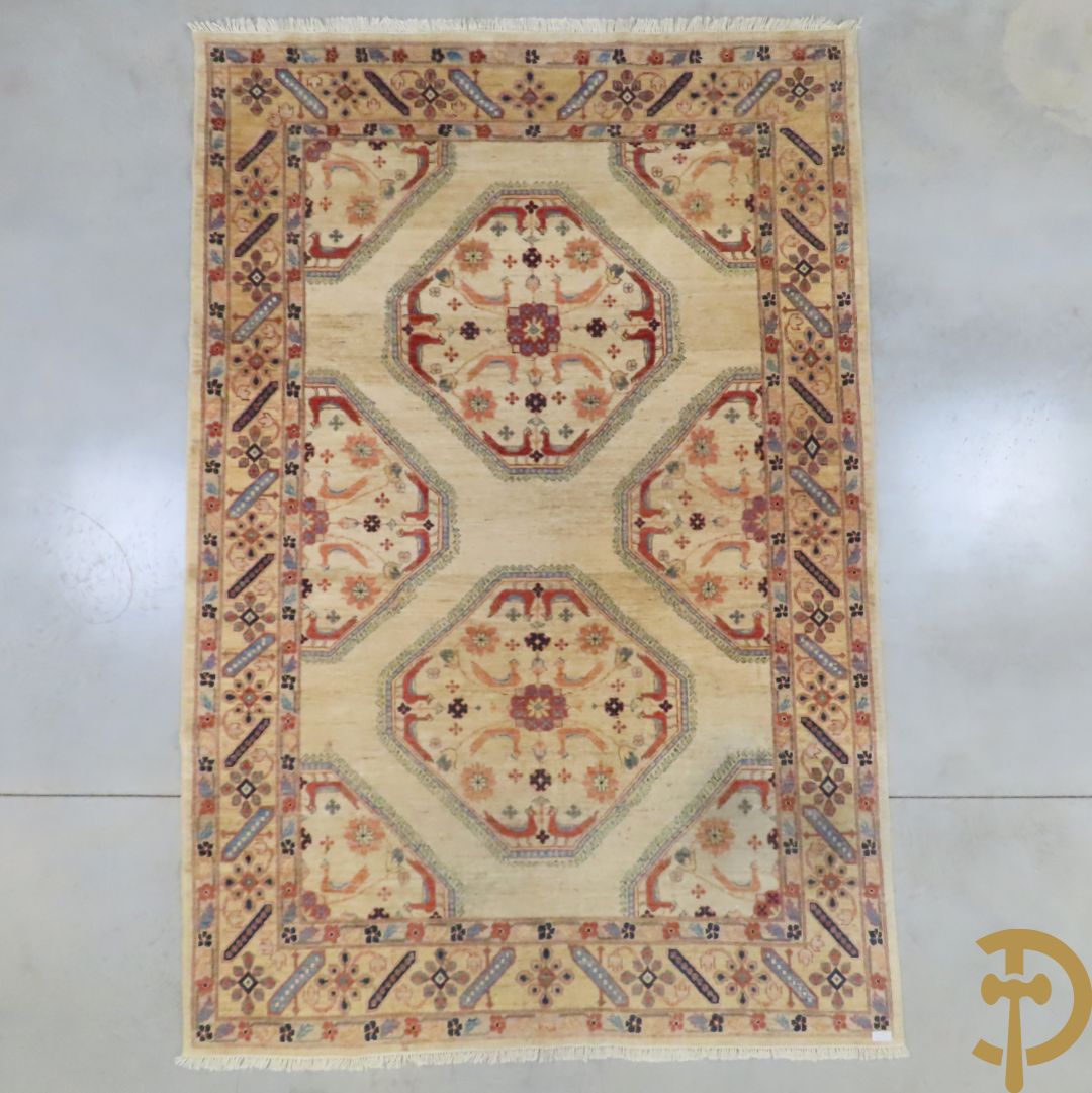 Oosters handgeknoopt tapijt met bloemen- en vogelmotieven op beige fond