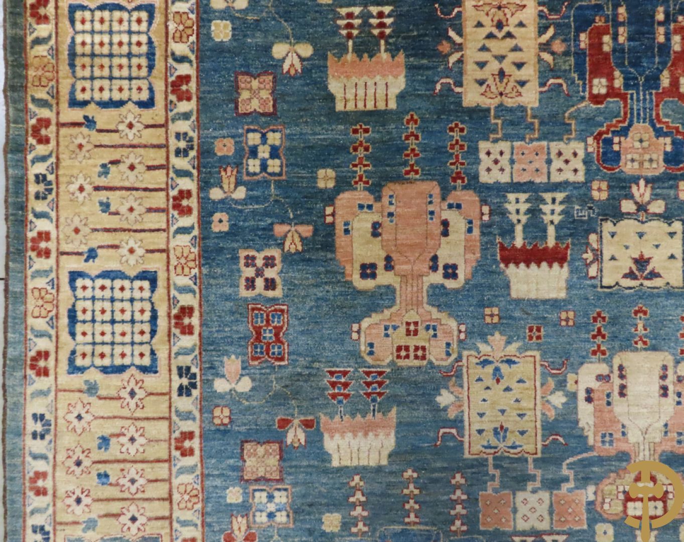 Oosters handgeknoopt tapijt met blauwe fond en geometrische bloemenmotieven