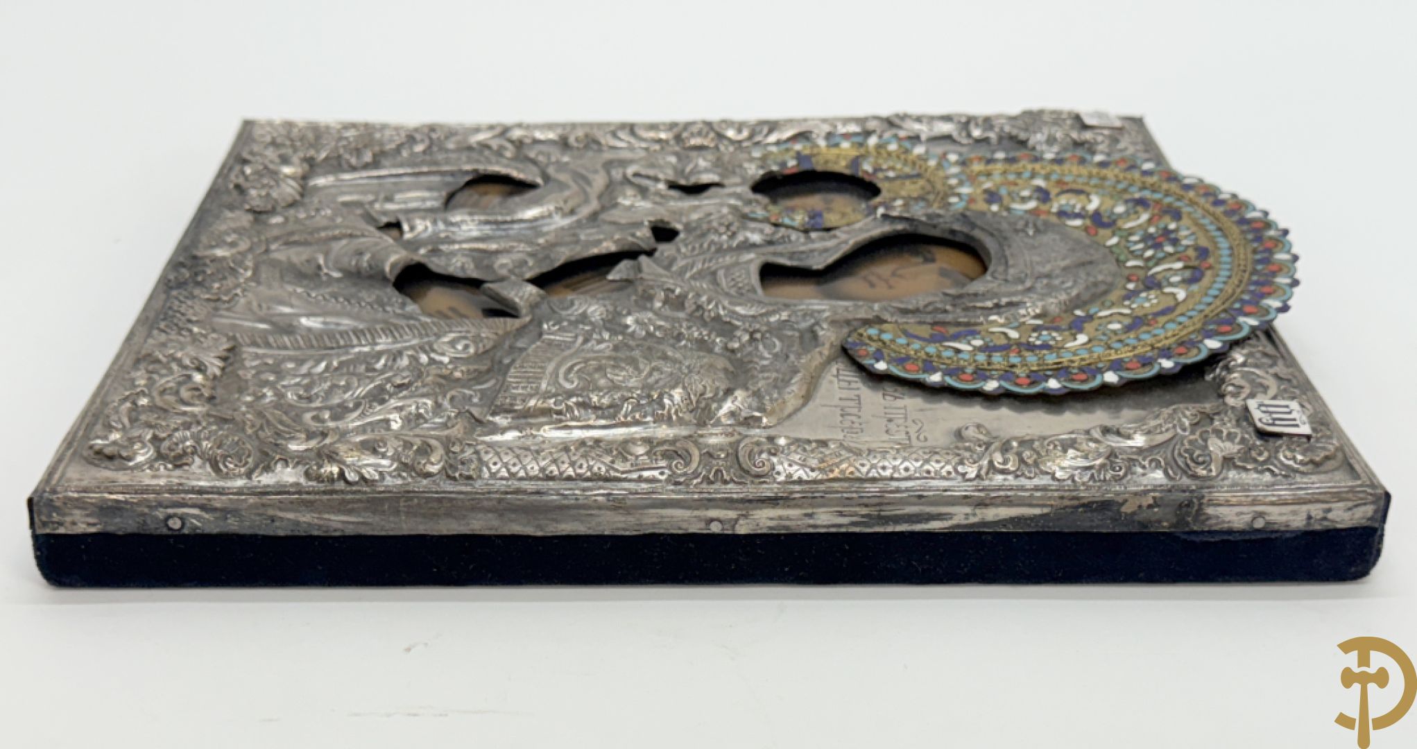 Ikoon met voorstelling van Madonna met kind en verzilverde rizza bezet met email