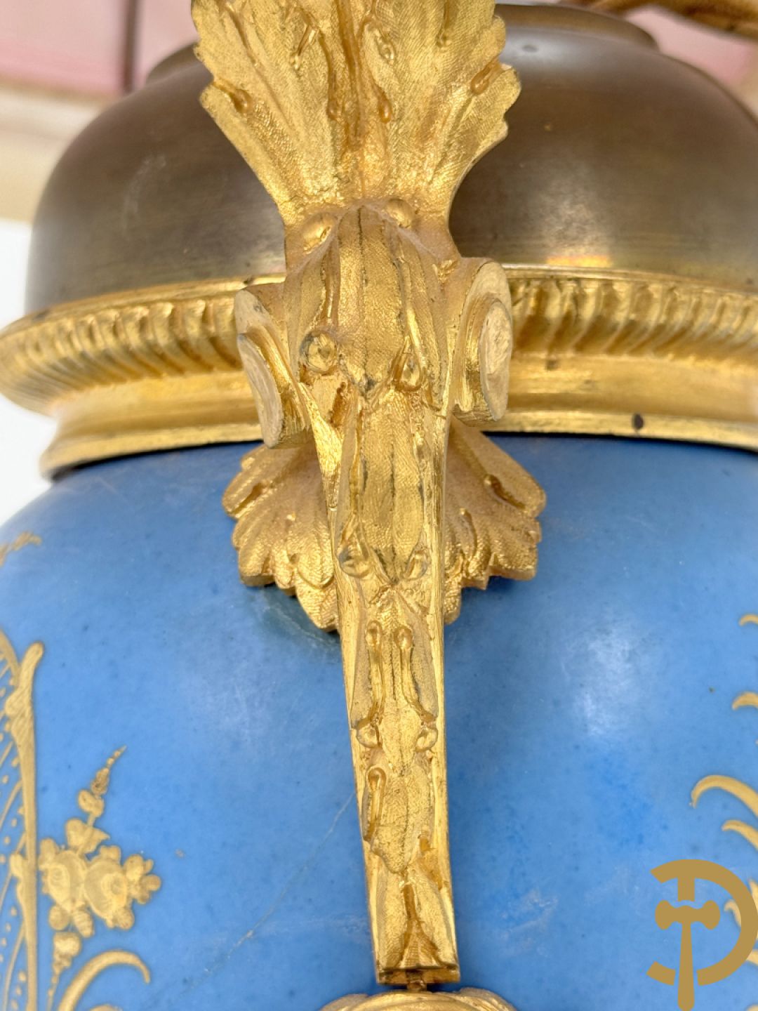 Bronzen lampadaire met accanthusranken en centraal Sèvres coupe gedecoreerd met cupido en bloemendecor