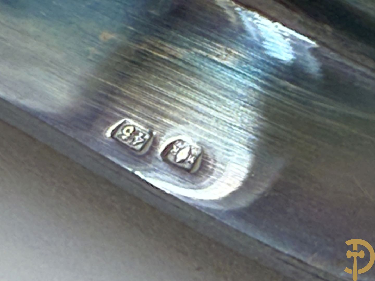 Verzilverd koffieservies met Louis XV motieven op verzilverde schotel, gemerkt M R 25, bestaande uit koffiekan, theekan, melkkan en suikerpot