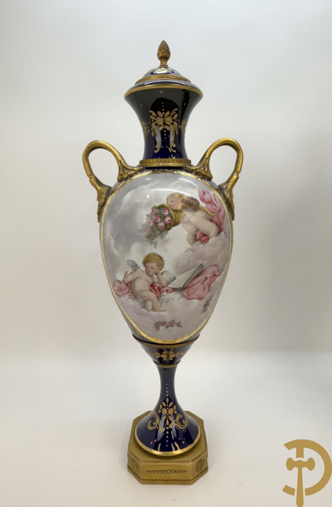 Paar Sèvres stijl vazen met bronzen oren en éénzijdig decor van cupido