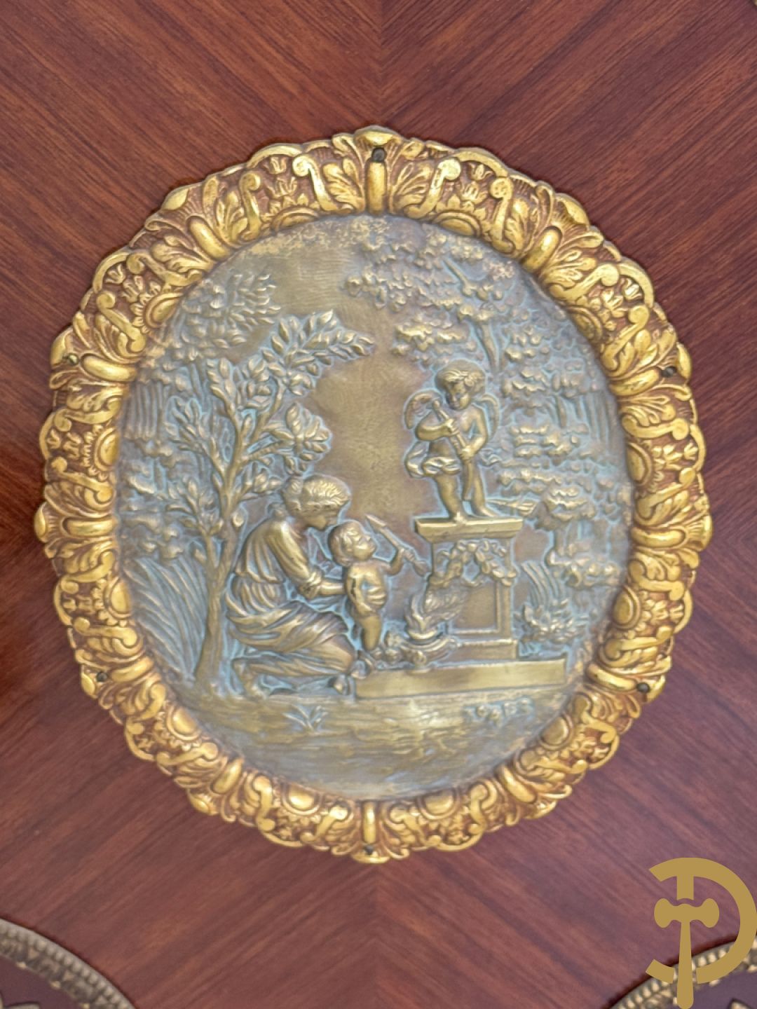 Notelaren vierdeursdressoir met 3 laden, gemarketteerde bloementaferelen en ovale bronzen plakkettes - zijdelings met damesfiguren - bovenaan met wit marmeren blad