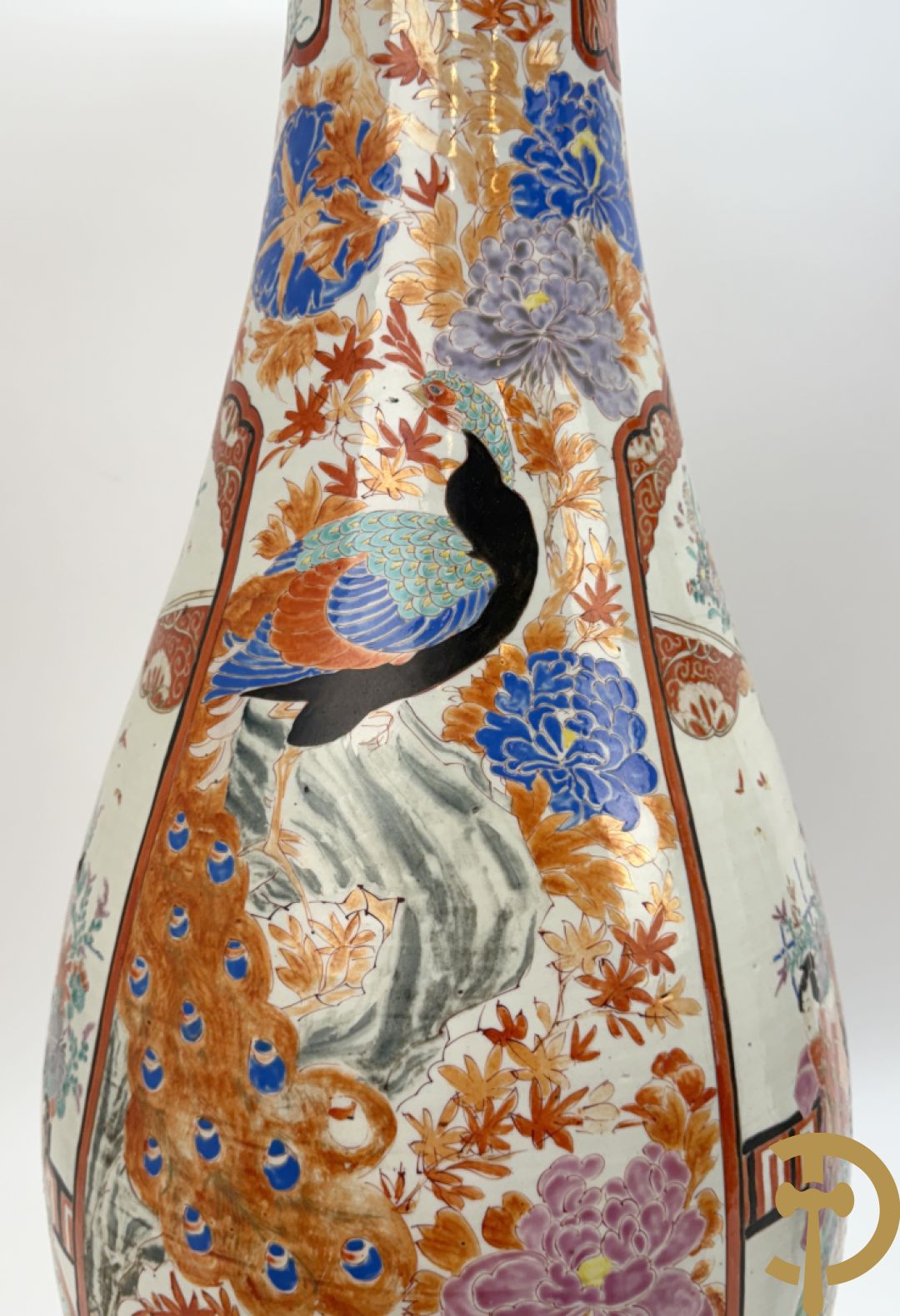 Paar Japanse porseleinen waaiervazen met bloemen en geanimeerd decor