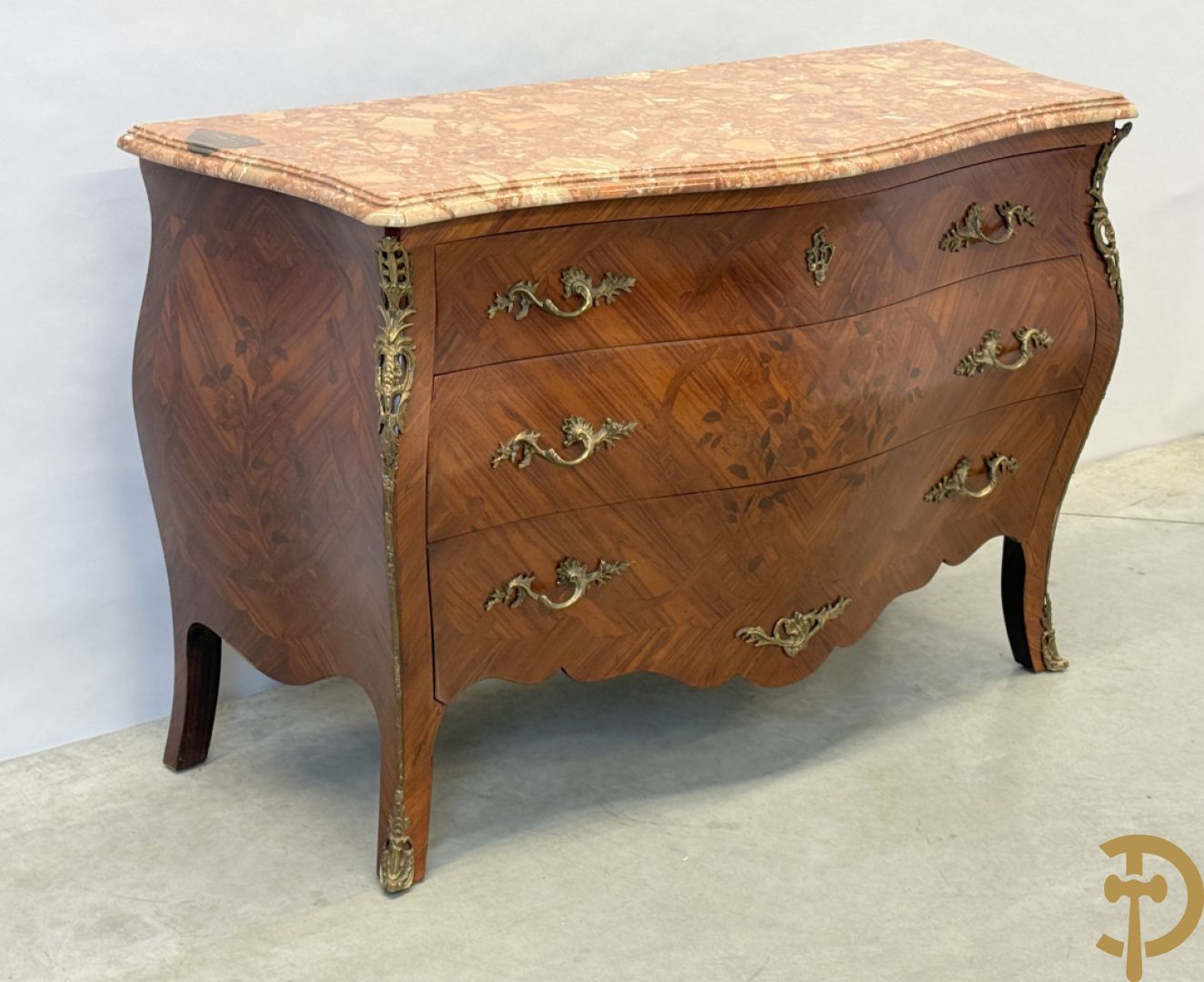 Notelaren gegalbeerde drieladencommode met bloemenmarquetterie en bezet met bronzen ornamenten, bovenaan met marmeren blad