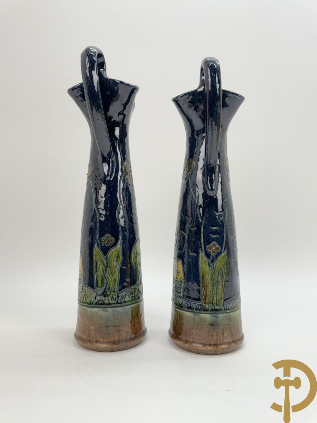 Paar Vlaamse aardewerken vazen met zeilboten 