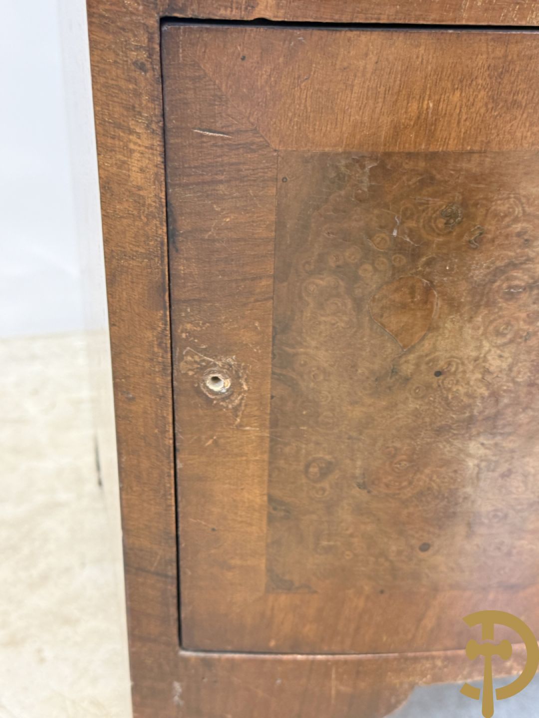 2 Engelse wortelnotehouten nachttafels met koperen trekkers