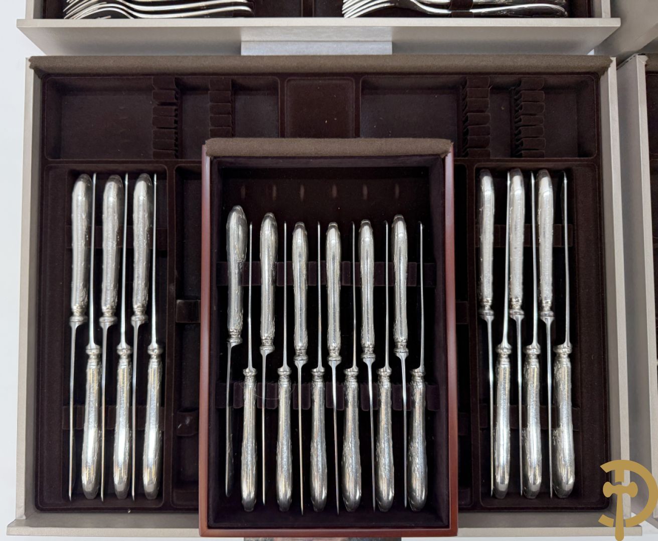 Verzilverd bestek bestaande uit 12 messen, 12 dessertlepels, 12 dessertvorken, 12 taartvorkjes, 12 dessertmessen en 12 visvorken, gemerkt Quaghebeur (Kuurne) dit alles in een in Christofle bestekkoffer ondergebracht