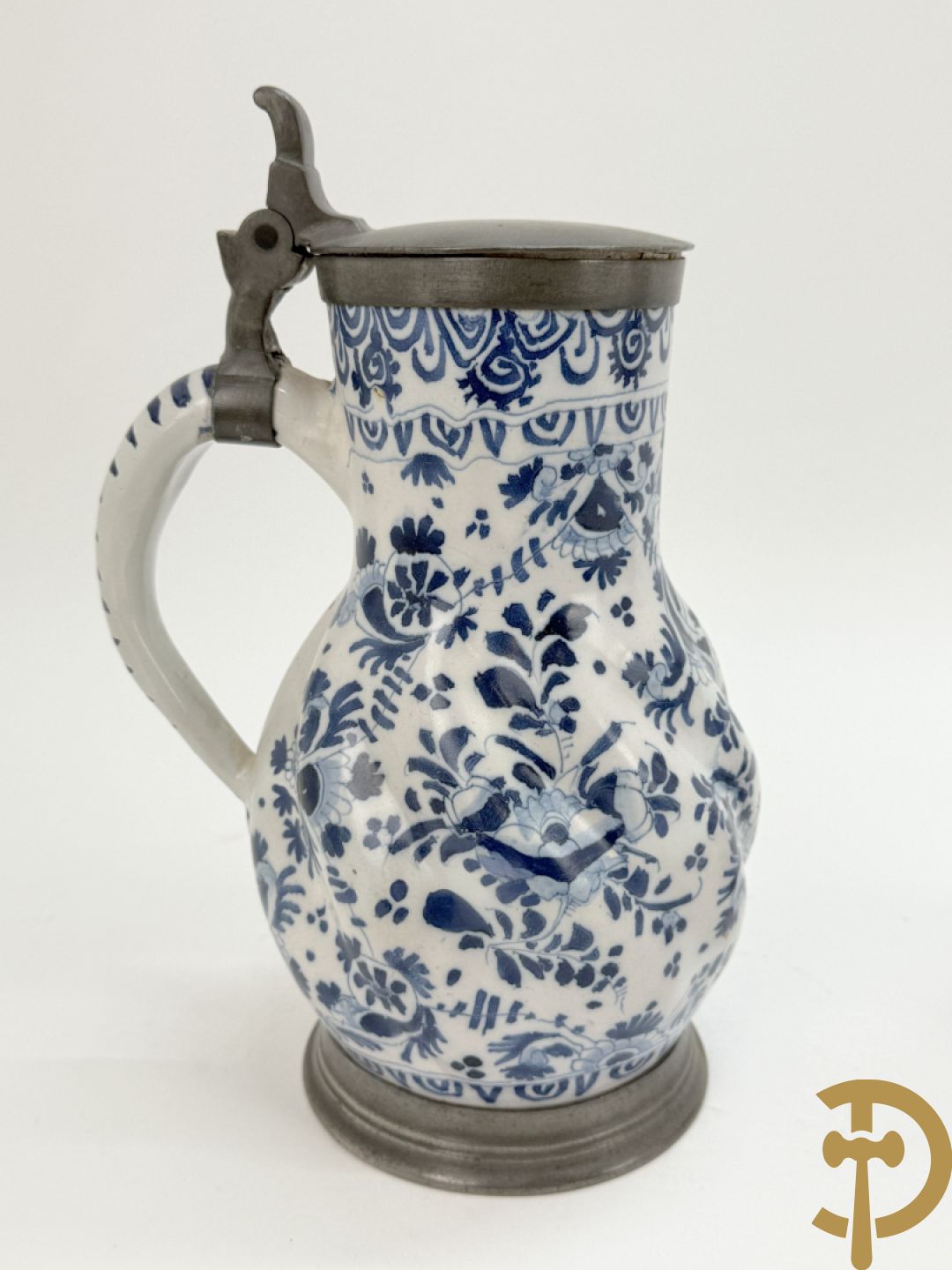 Delftse schenkkan met beschilderd bloemendecor en tinnen deksel + schenkkan in Delftse stijl, gemerkt onderaan BFK 66