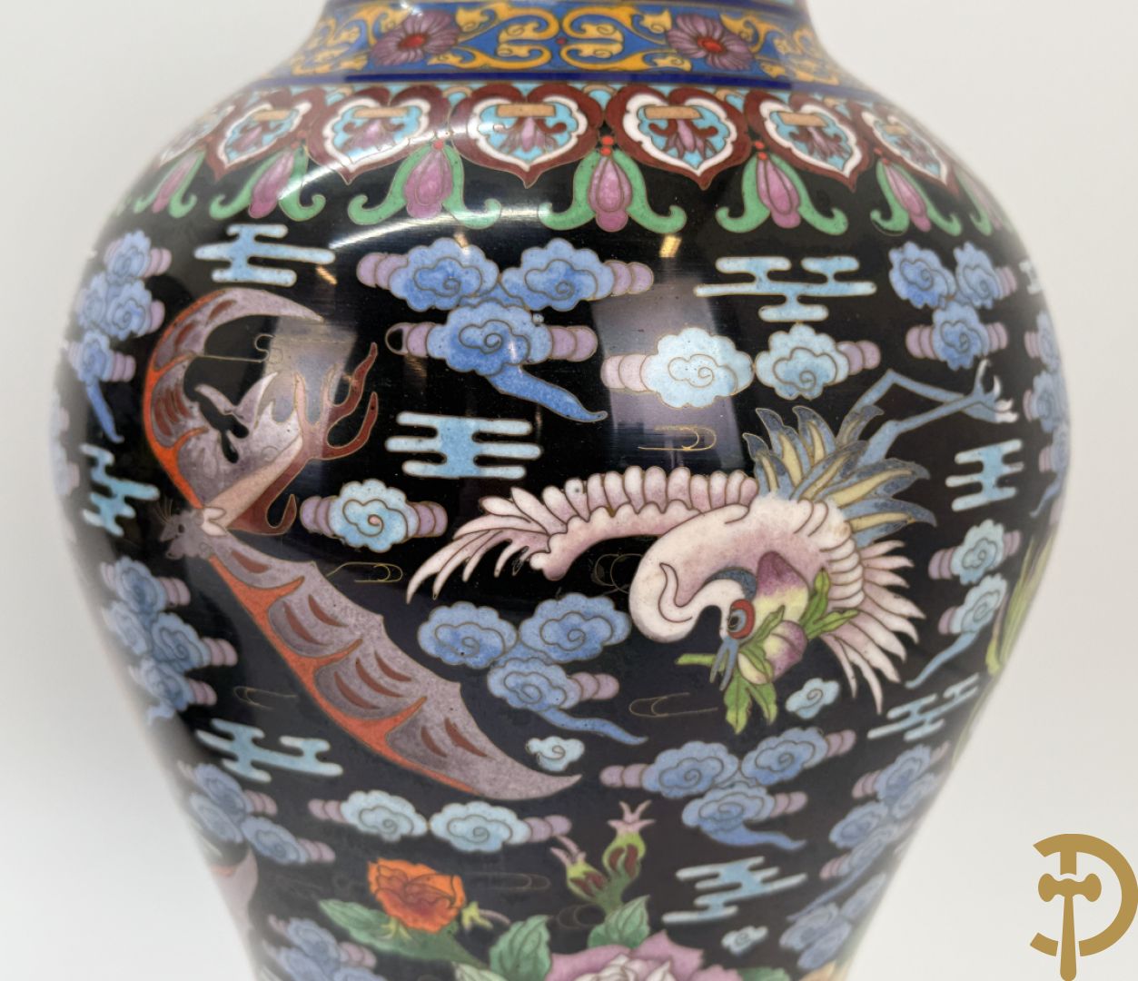 Paar cloisonévazen met bloemen en vogeldecor op zwarte fond - op houten sokkel