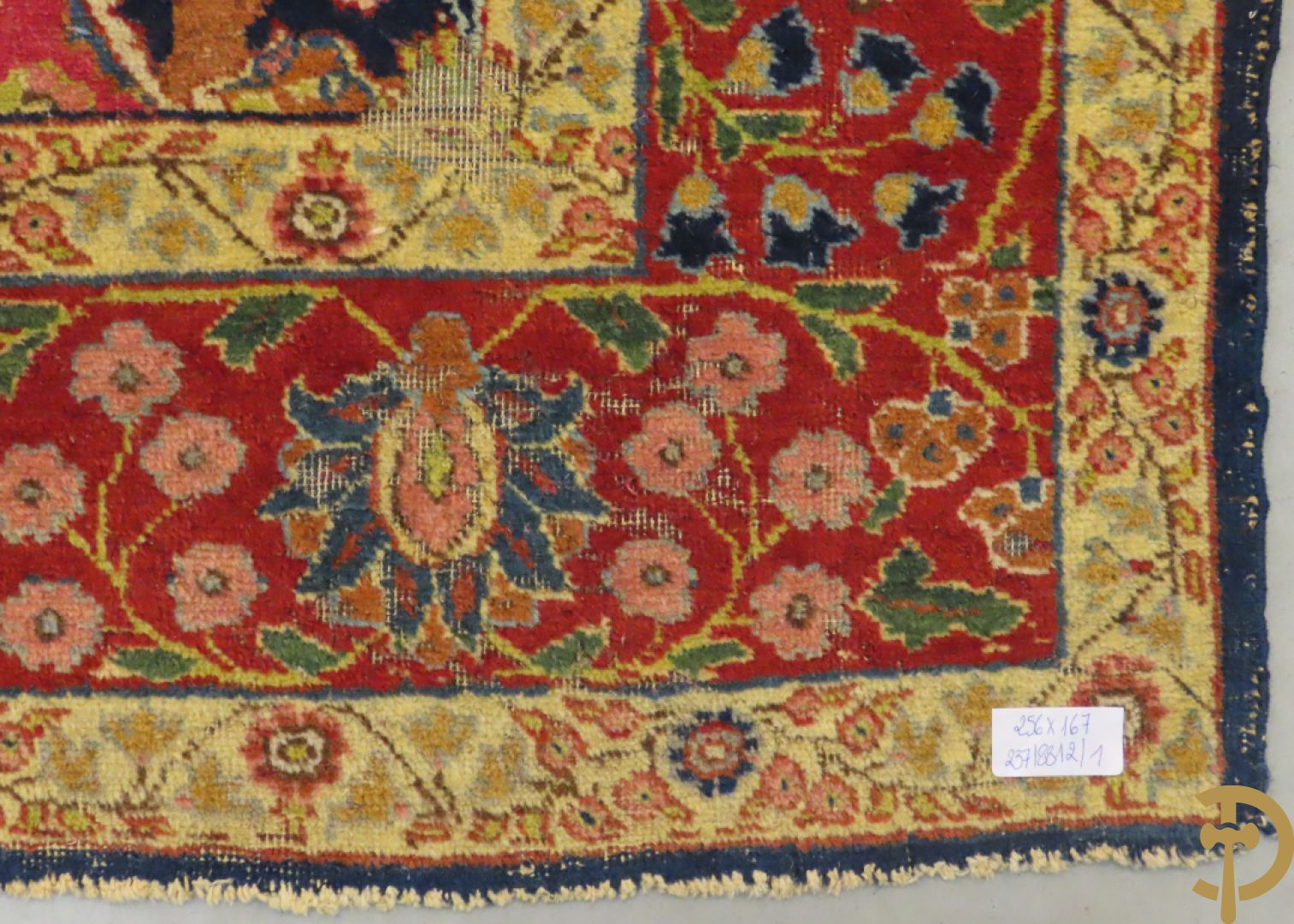 Antiek Oosters handgeknoopt tapijt Tabriz met amfoor en bloementafereel