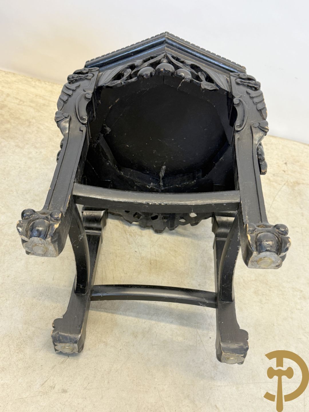 Paar achthoekige hardhouten Chinese sokkels met fo-honden en bloemendecoratie