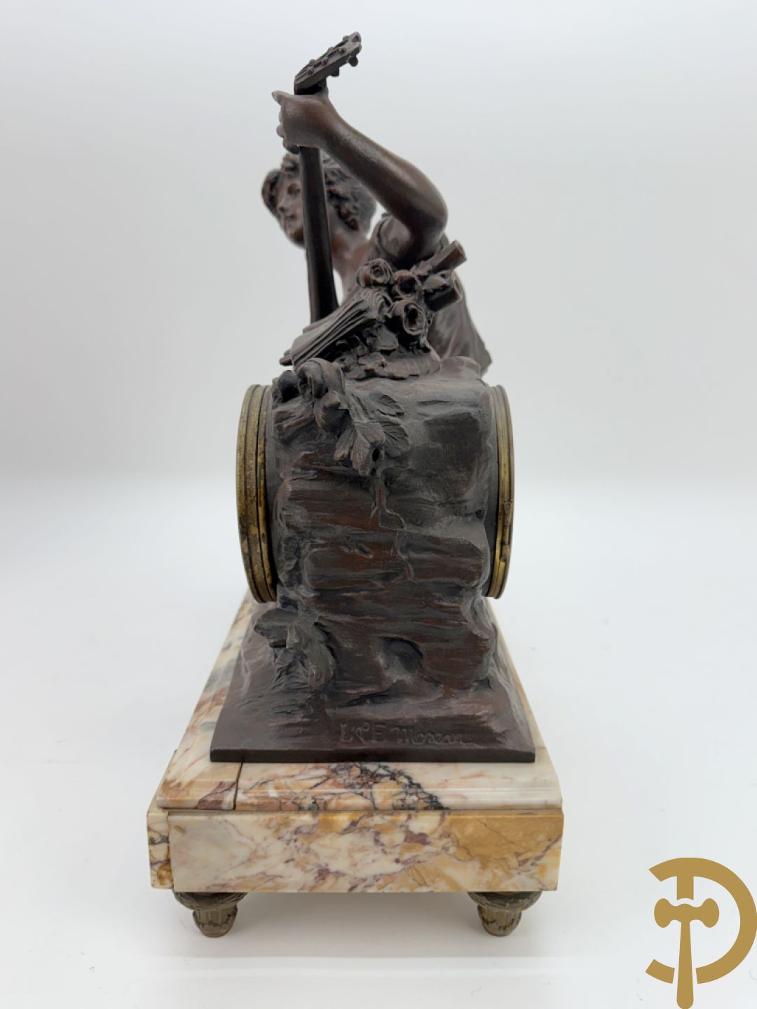 Driedelige zamak garnituur bestaande uit pendule 