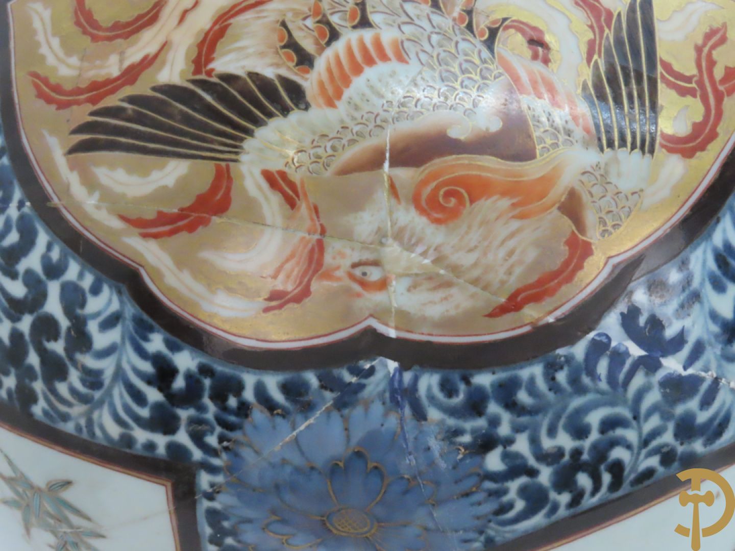 Grote Japanse Imari dekselpotiche bezet met fo hond en natuurtaferelen