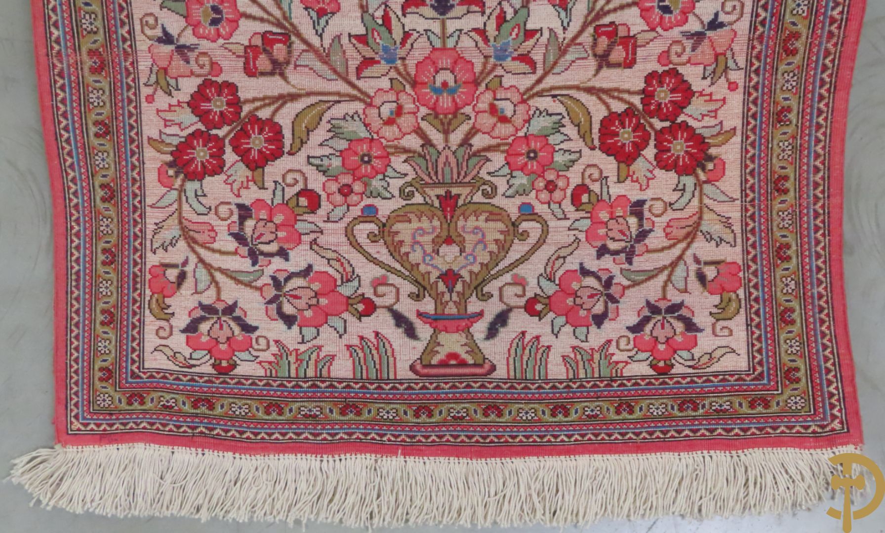 Oosters handgeknoopt tapijt zijde op katoen met bloemenpatronen, vogelmotieven en decor van amfoorvazen + Oosters handgeknoopt tapijt met decor van bloemen en amfoorvaas