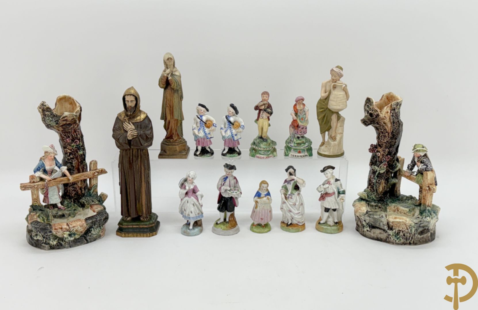 Twee Engelse meerkleurige keramieken sierstukken met personages + vier koppels Engelse biscuits + waterdrager in Royal Dux + 2 houtsculpturen