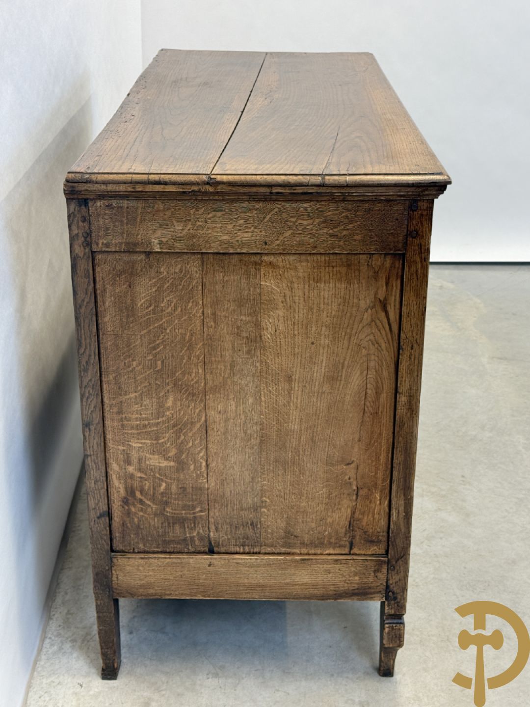 Massief eiken Louis XVI drieladencommode met gepanneleerde zijkanten en accanthusranken in de lades