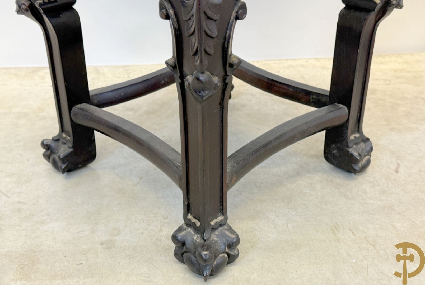 Paar achthoekige hardhouten Chinese sokkels met fo-honden en bloemendecoratie