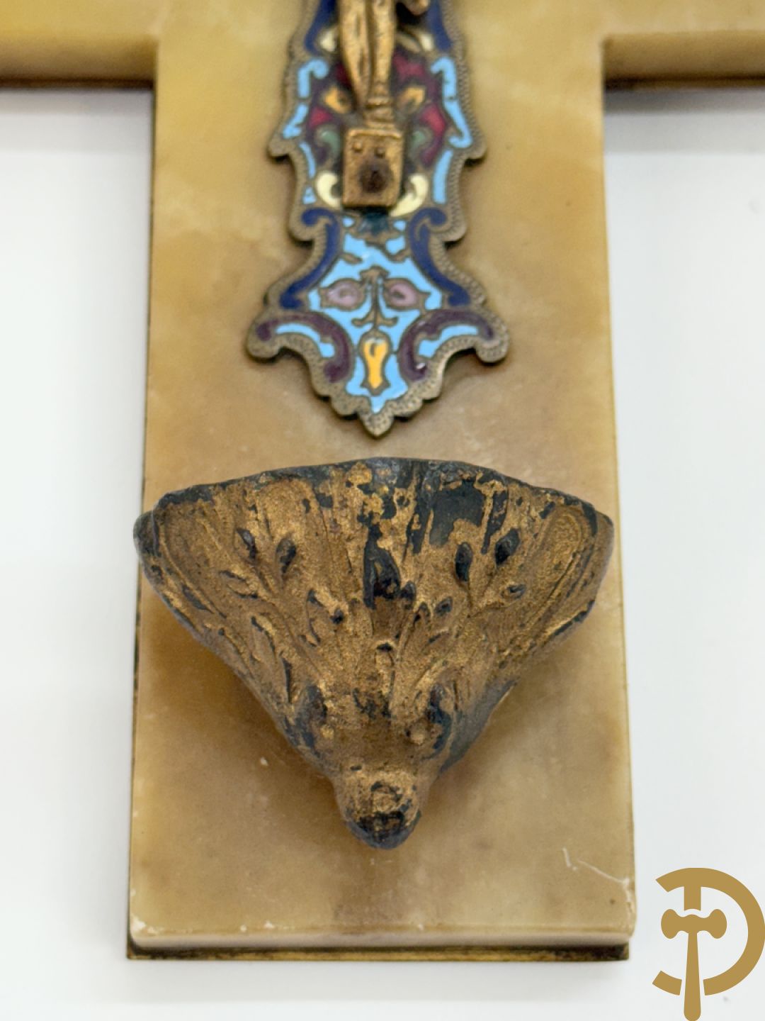 Twee wijwatervaten in cloisonétechniek op albast achtergrond