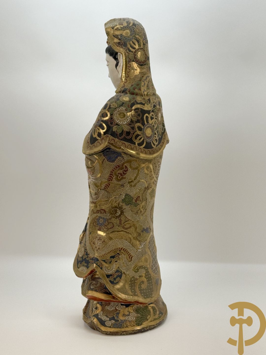 Grote staande Kwan Yin in Japans Satsumat porselein