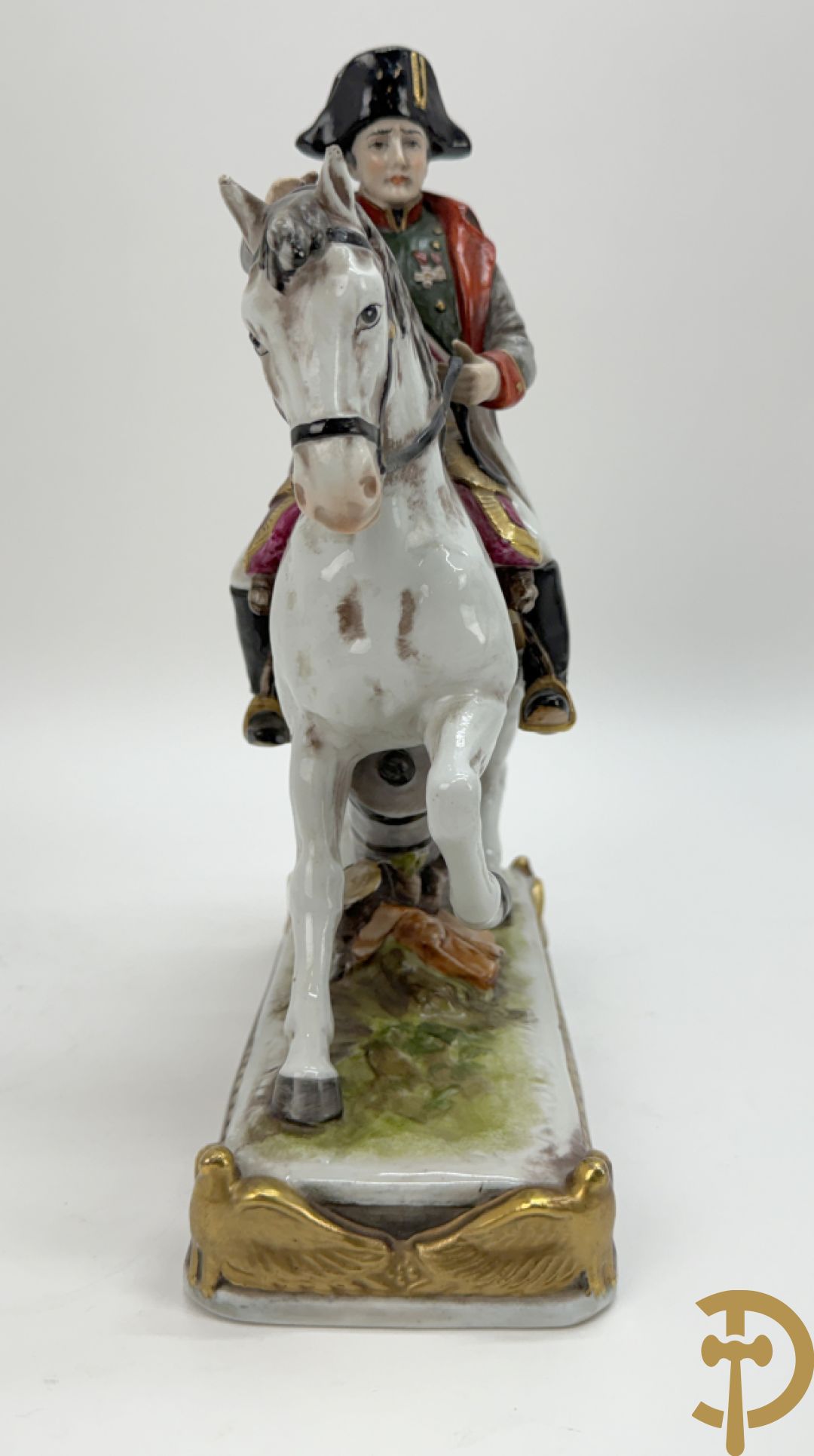 Porseleinen Napoleonistische figuren w.o. Napoleon te paard, 2 officieren, staande Napoleon en 4 kleine figuren