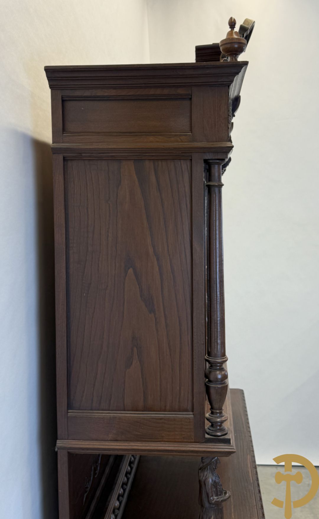 Massief eiken Bretoense eetkamer bestaande uit buffet met 3 deuren boven, 2 deuren onder, lades midden en gesculpteerde geanimeerde scènes + desserte + uittrekbare tafel + 6 stoelen + extra allonge