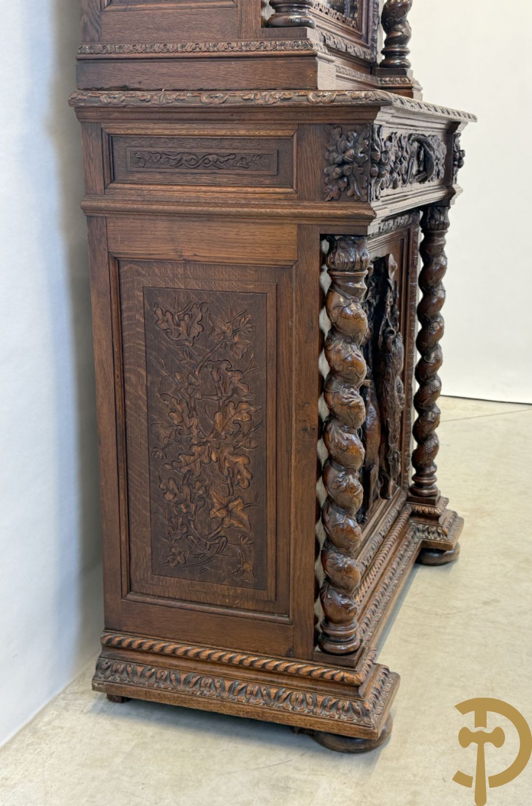 Massief eiken jacht deux-corps, bovenaan met vitrine, zijdelings met getorste zuilen, onderaan met sculptuur van everzwijn en eikebladranken