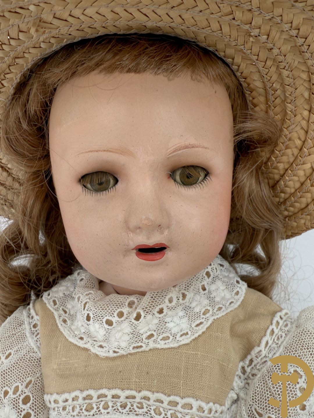 Oude pop met papier maché ledematen, gemerkt K R36/.728 + oude pop met papier maché ledematen en kantelbare oogjes + oude pop in papier maché, gemerkt Unis France 301 + oude pop in papier maché, onleesbaar gemerkt + hedendaagse pop met porseleinen ledematen + losse kleertjes