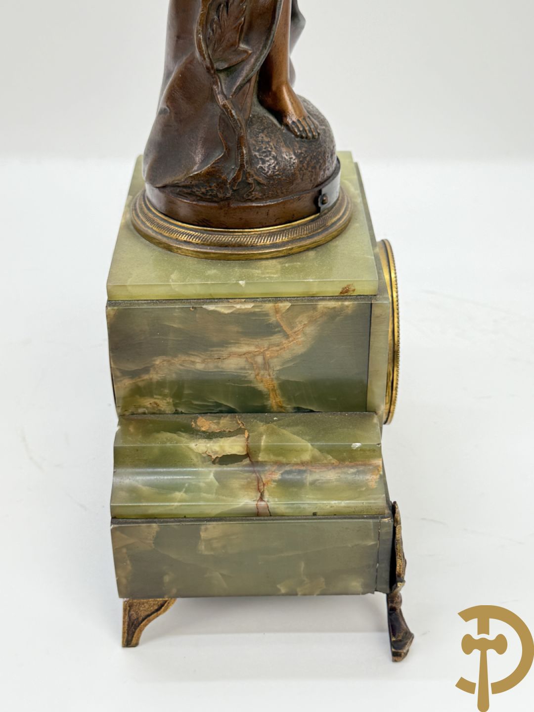 Driedelige zamak garnituur met dame Pavot met bloemen op uurwerk, Rucho getekend, geflankeerd door paar kandelaars