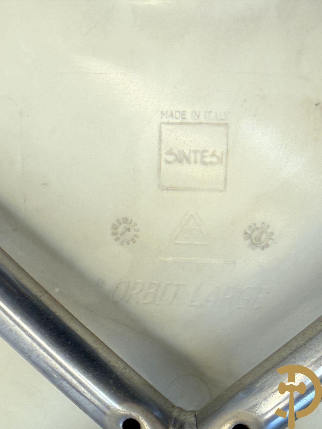 Twee witte vintage stoelen op chromé onderstel, Sintesi Orbit Large ontworpen door Cantarutti